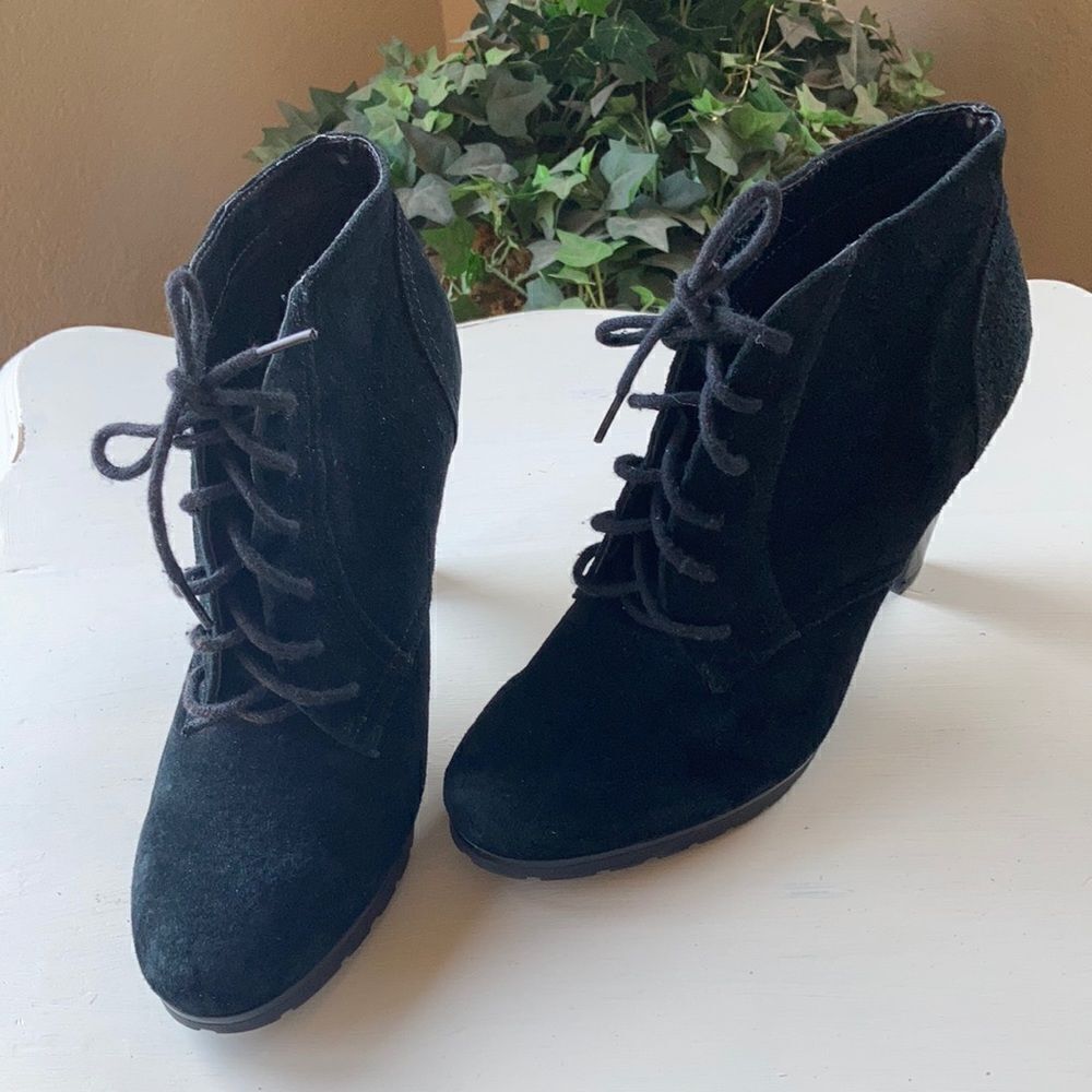 White Mountain Black Suede Lace Up Ankle Boots Size 9M